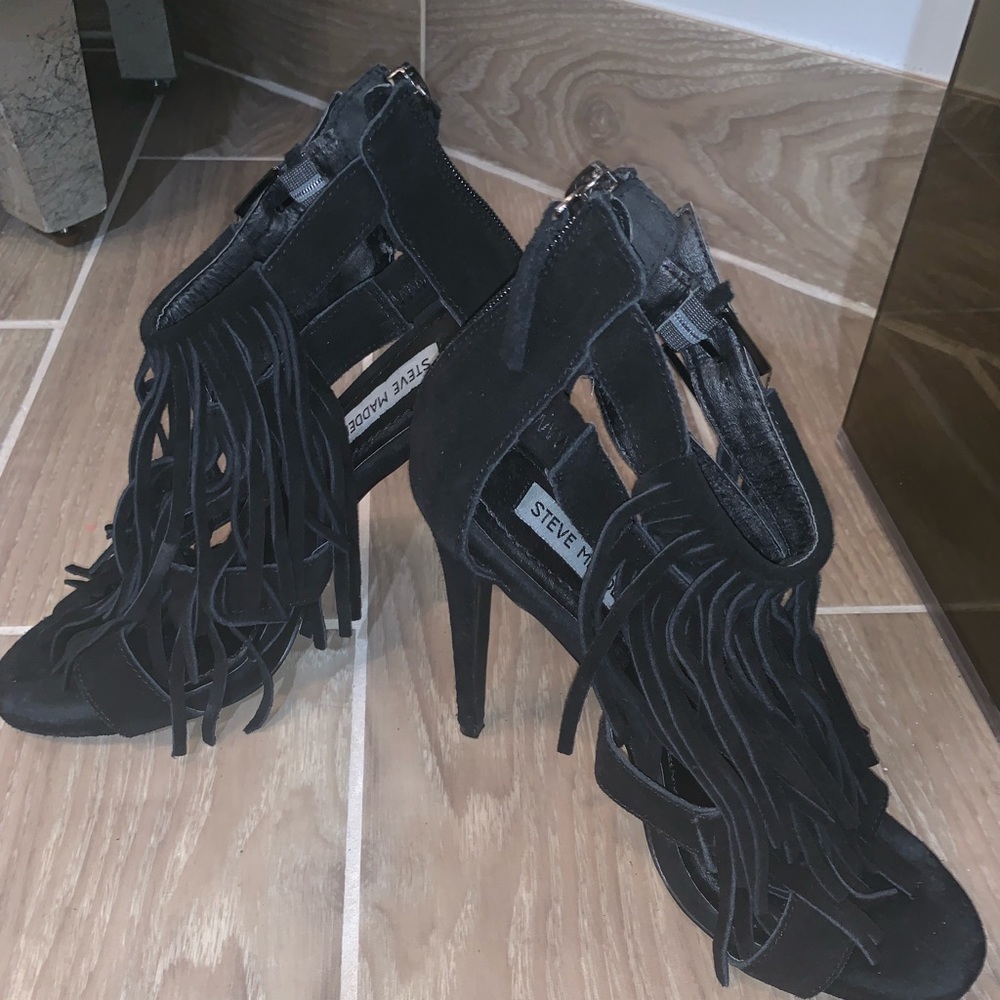 Steve Madden Black Fringly Sandals